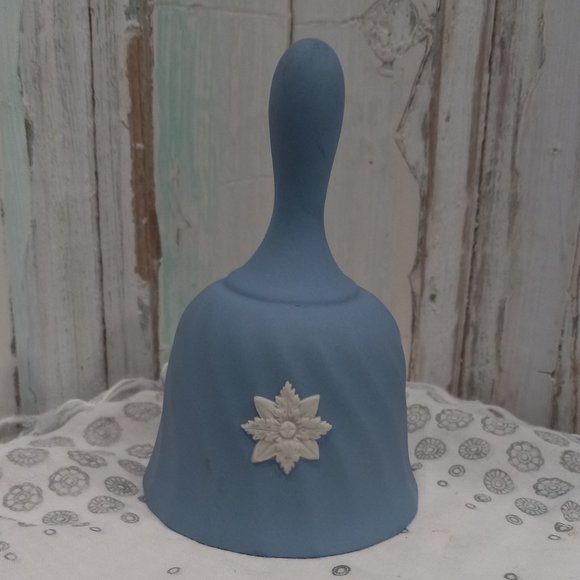 Vintage Wedgewood Bell w/ Swan - Picture 2 of 3